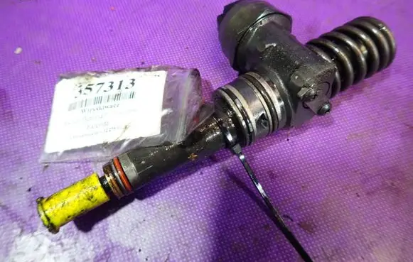 Skoda Octavia Mk1 (1U) Fuel injector 038130073AL