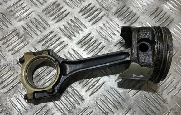Ford Fiesta Piston with connecting rod 07104820