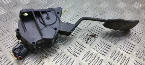 Toyota RAV 4 (XA30) Accelerator throttle pedal 7811042030