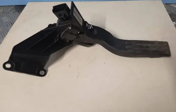 Ford Mondeo Mk III Accelerator throttle pedal 2S719F836DA
