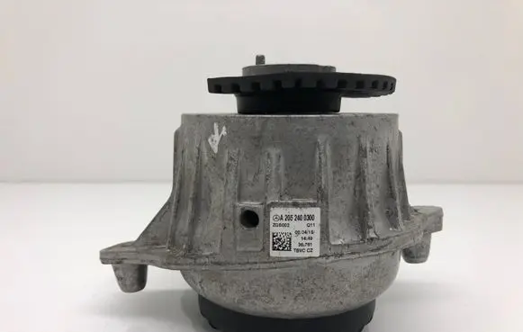 Mercedes-Benz C W205 Engine mount bracket A2052400300