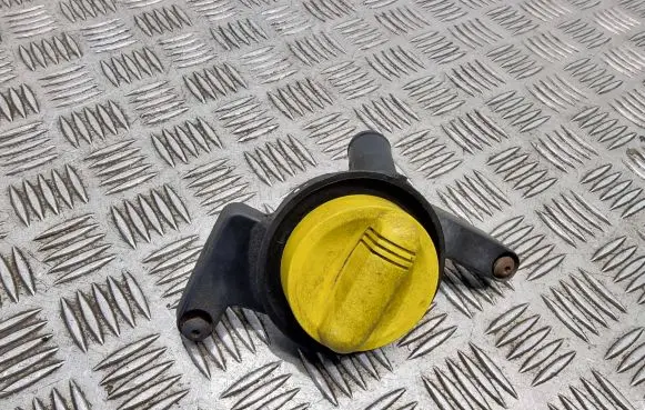 Opel Vivaro Oil filler cap 