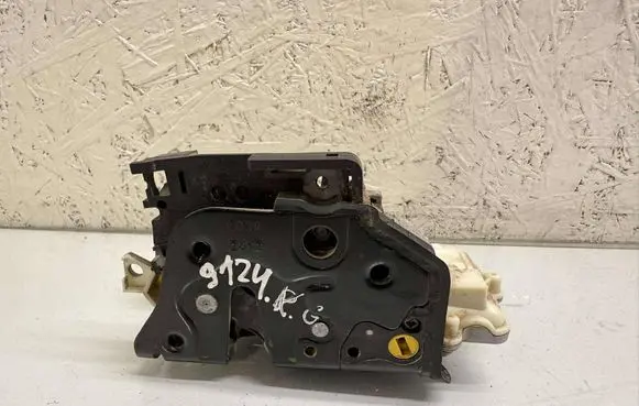 Volkswagen PASSAT B7 Rear door lock 3C4839015A