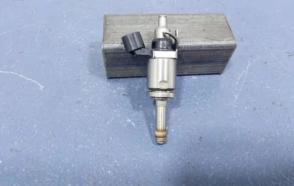 Mazda CX-5 Fuel injector PE13250B