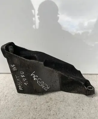 Volkswagen PASSAT B5 Engine mounting bracket 8D0199307P