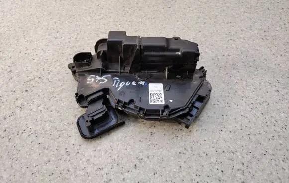 Volkswagen Tiguan Front door lock 5NB837015C55 5NB837015C