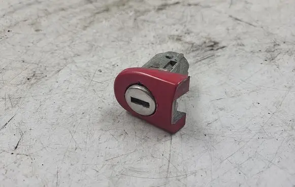 Volkswagen Bora Front door lock (next to the handle) 