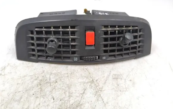 Cadillac CTS Dash center air vent grill 25703804 M1516E1430