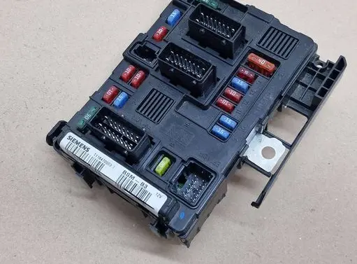Citroen C3 Fuse module 9643498880