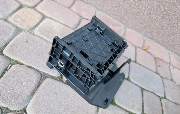 Opel Insignia B Relay mounting block 