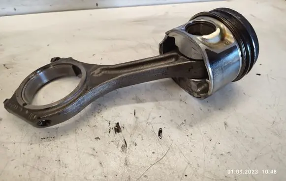 Volkswagen Touareg I Piston with connecting rod