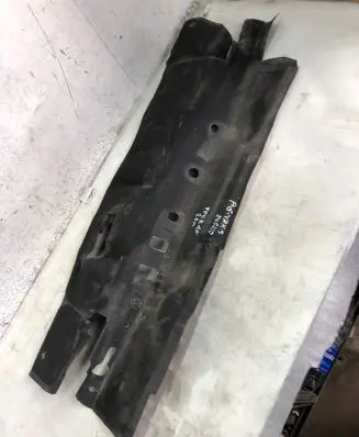 Volkswagen Touran III Heat shield in engine bay 
