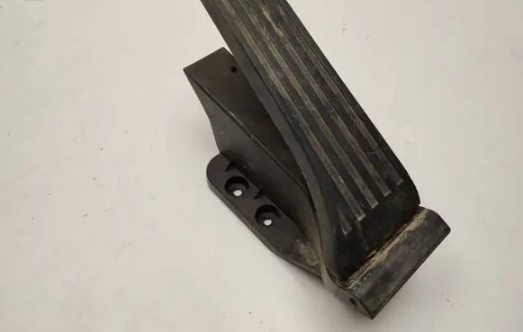 Accelerator throttle pedal