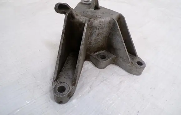 Engine mounting bracket
