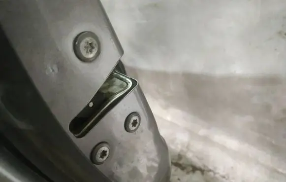 Suzuki Swift I Front door lock 