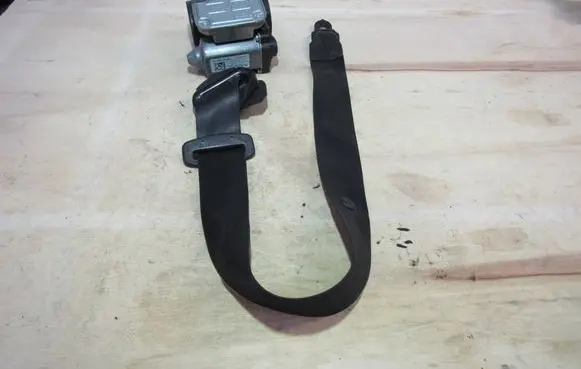 Mercedes-Benz E W211 Front seatbelt A2118605586