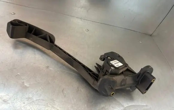 Volvo V70 Accelerator throttle pedal 30636004 6PV00853701