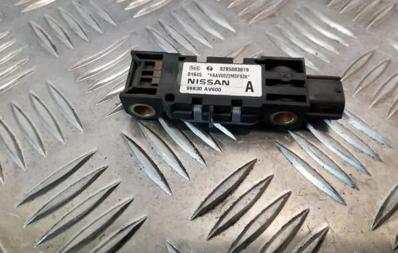 Nissan Primera Airbag deployment crash/impact sensor 98830AV600 0285003019