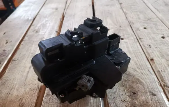 Opel Antara Front door lock