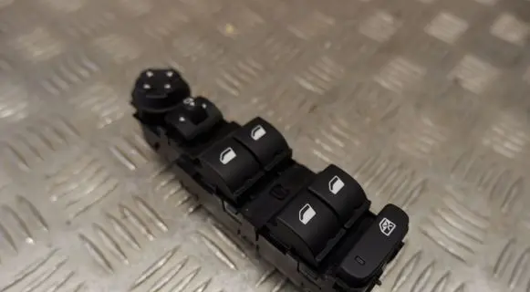 Peugeot 208 Electric window control switch 98421760ZD