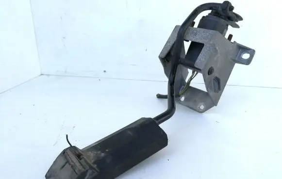 Audi A6 S6 C4 4A Accelerator throttle pedal 0205001032 028907475B