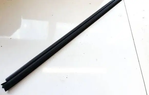 Volkswagen PASSAT B7 Front door glass trim molding 3AA837471A