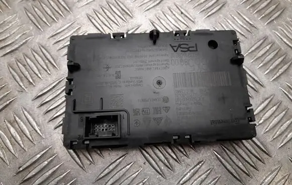 Opel Astra L Wireless charging module 9833986580