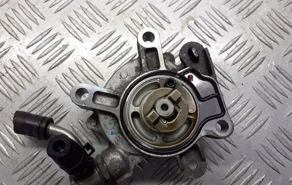 Mazda 3 II Vacuum pump PE0-18G00