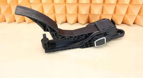 Mercedes-Benz ML W164 Accelerator throttle pedal MB1643000104