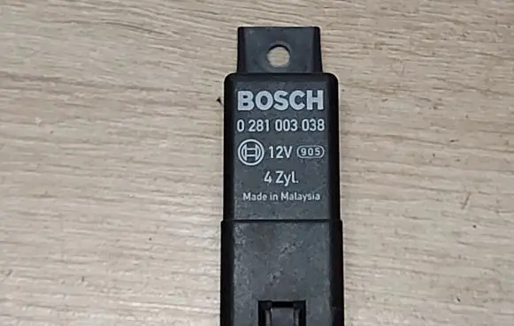 Volkswagen Touran I Glow plug pre-heat relay 038907281D 0281003038