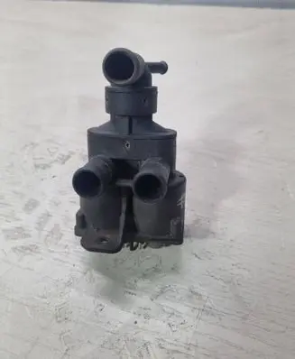 Mercedes-Benz S W126 Coolant heater control valve 0008303884
