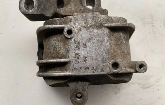Volkswagen PASSAT B6 Engine mount bracket 1K0199262