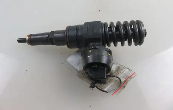 Volkswagen Golf IV Fuel injector 0414720037 038130073AJ