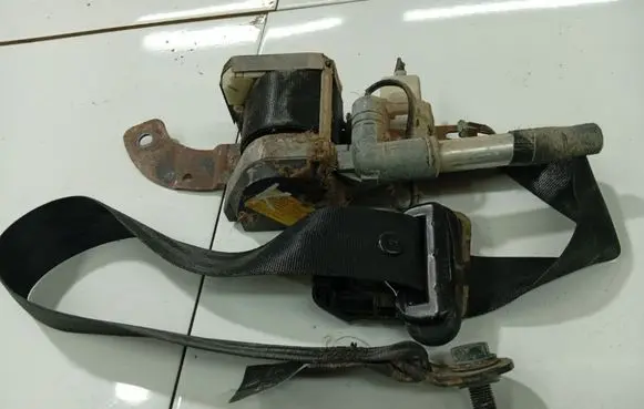 Mazda 323 Front seatbelt 