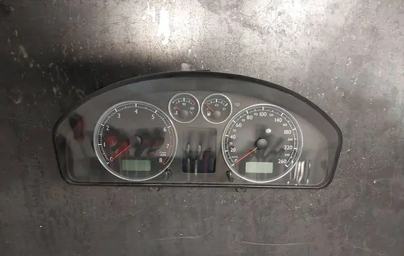 Volkswagen Sharan Speedometer (instrument cluster) 7M3920820E YM2110849CB