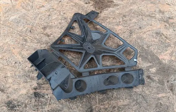 Rear bumper mounting bracket