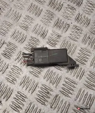 Volkswagen PASSAT B6 Glow plug pre-heat relay 0281003038