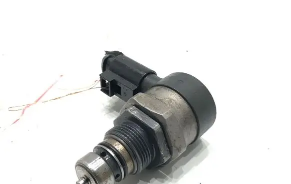 Volkswagen Polo V 6R Fuel pressure regulator 057130764AB