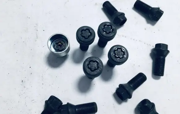 BMW 1 F40 Anti-theft wheel nuts and lock 