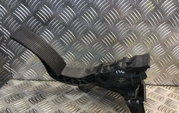 Mercedes-Benz A W176 Accelerator throttle pedal 2463001904