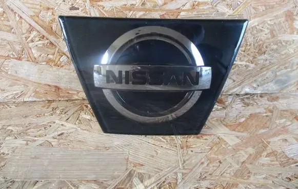 Manufacturer badge logo/emblem