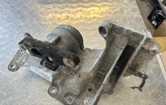 Nissan Qashqai Engine mount bracket