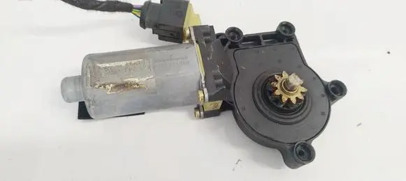 Volvo V70 Front door window regulator motor 101353XXX