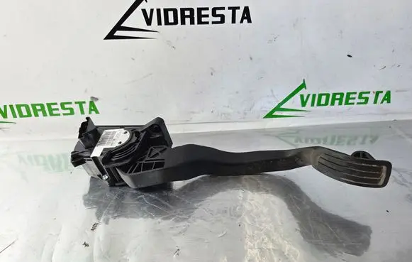 Accelerator throttle pedal