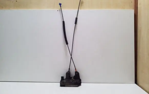 Opel Zafira A Rear door lock 90561158