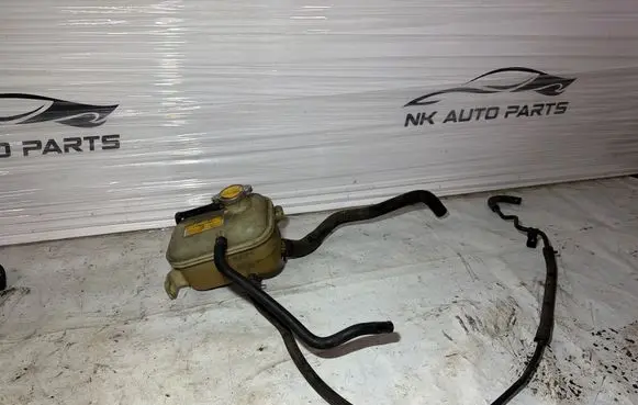 Hyundai i30 Coolant expansion tank/reservoir 254312H100