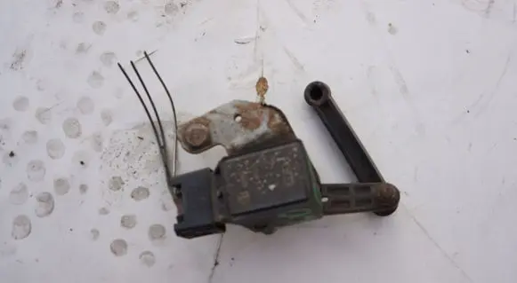 Headlight/headlamp level sensor