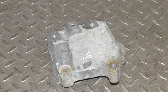Gearbox mounting bracket