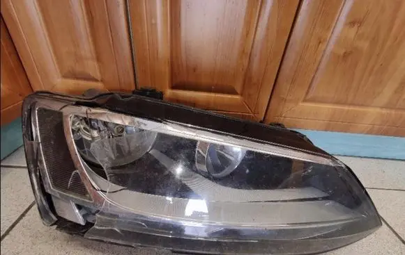 Volkswagen Jetta VI Headlight/headlamp