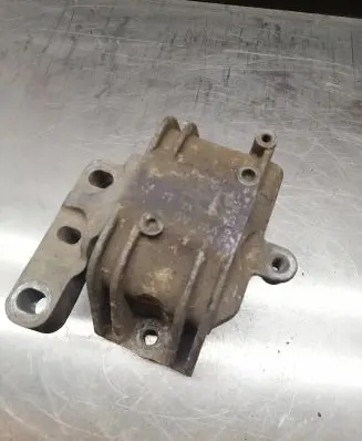 Volkswagen PASSAT B6 Engine mount bracket 1K0199262